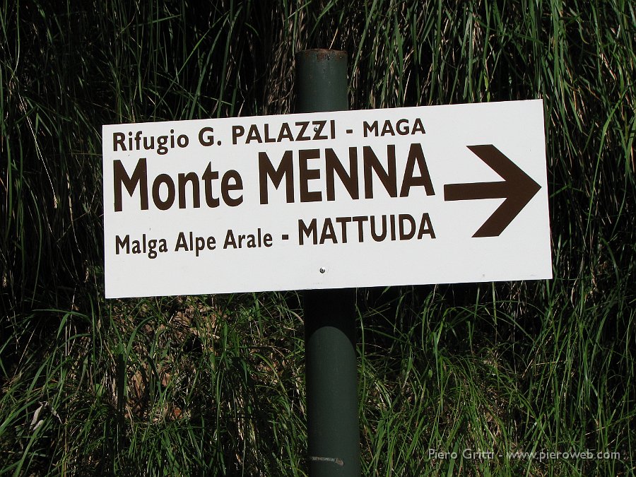Menna3ag08 132.jpg - Fin qui sin può arrivare anche in macchina e c'è, poco prima,  spazio per parcheggiare l'auto, non necessariamente 4x4
